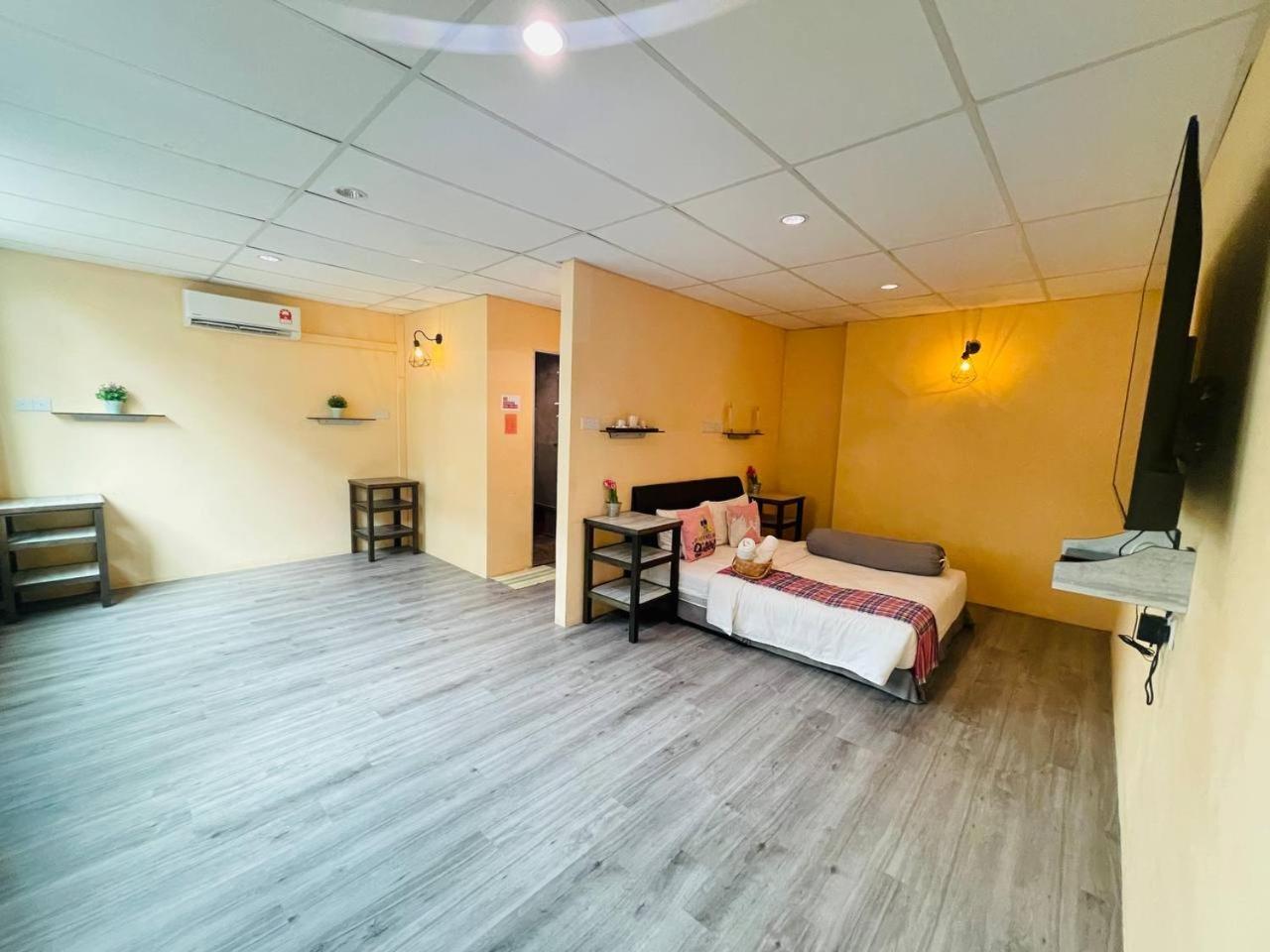 Loft Pals Urbanstay Lodge, Kapit Exterior photo