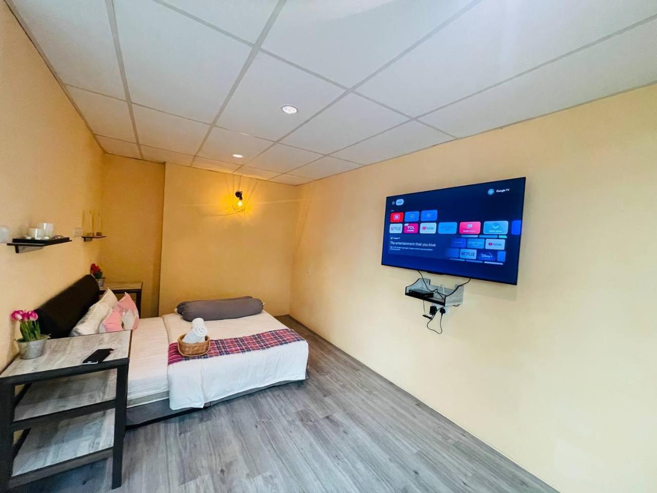 Loft Pals Urbanstay Lodge, Kapit Exterior photo