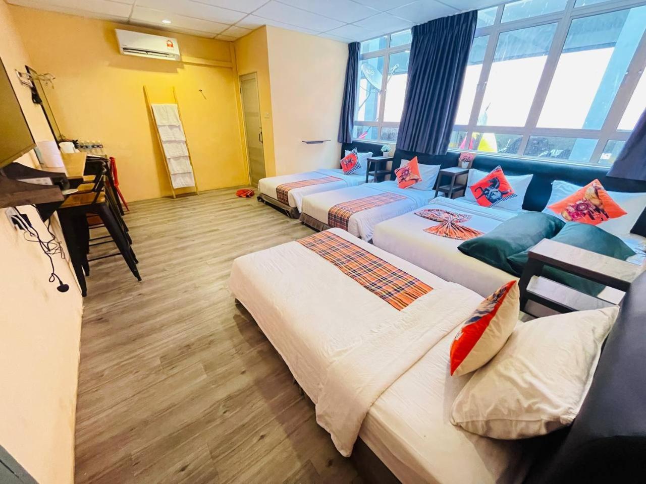 Loft Pals Urbanstay Lodge, Kapit Exterior photo