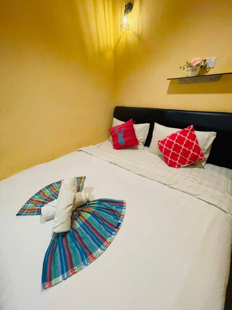 Loft Pals Urbanstay Lodge, Kapit Exterior photo