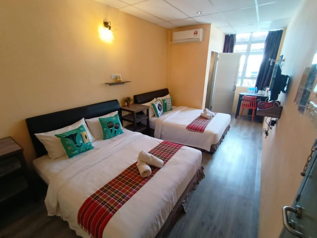 Loft Pals Urbanstay Lodge, Kapit Exterior photo