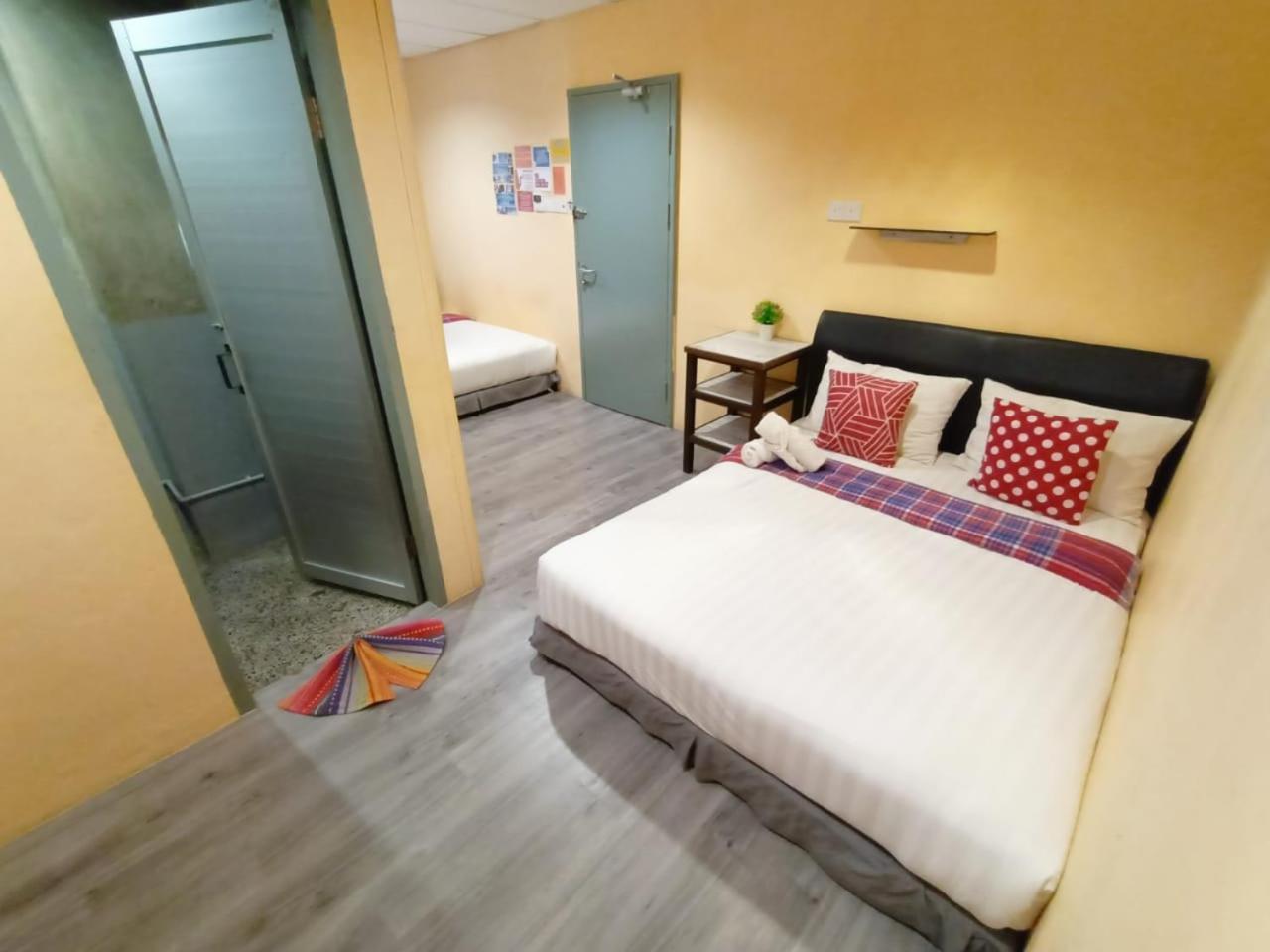 Loft Pals Urbanstay Lodge, Kapit Exterior photo